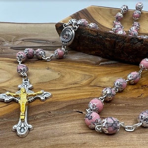 Rosa Rosenkranz, 8 mm Rosenfarbe Stein Gebetskette, 22 &quot;Metallkette, versilbertes 2 &quot;&quot;Kruzifix, katholisches Ostergeschenk für Teen Girl oder Erwachsene.&quot;