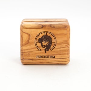 Olivenholz Schmuckschatulle aus dem Heiligen Land, Ideal für Rosenkranz oder Eheringe, Bild von Jesus graviert, Geschenkbox für Christen