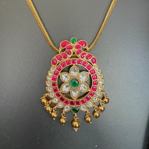 Jadau Kundan pendant with gold finish chain