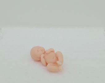Muñeco bebé niño en miniatura - escala 1:12