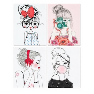 Peut inclure: Ensemble de quatre impressions d'art présentant des illustrations stylisées de jeunes femmes. Chaque impression met en scène une pose différente : une avec des lunettes et un nœud, une autre avec un appareil photo, une troisième avec un casque et la dernière soufflant une bulle.