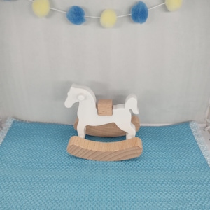 Caballo balancín de madera en miniatura – Decoración para casa de muñecas - Escala 1:12