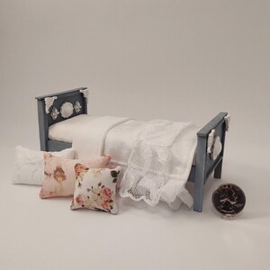 Casa de muñecas en miniatura de madera con cama individual (dos camas individuales) a escala 1:12