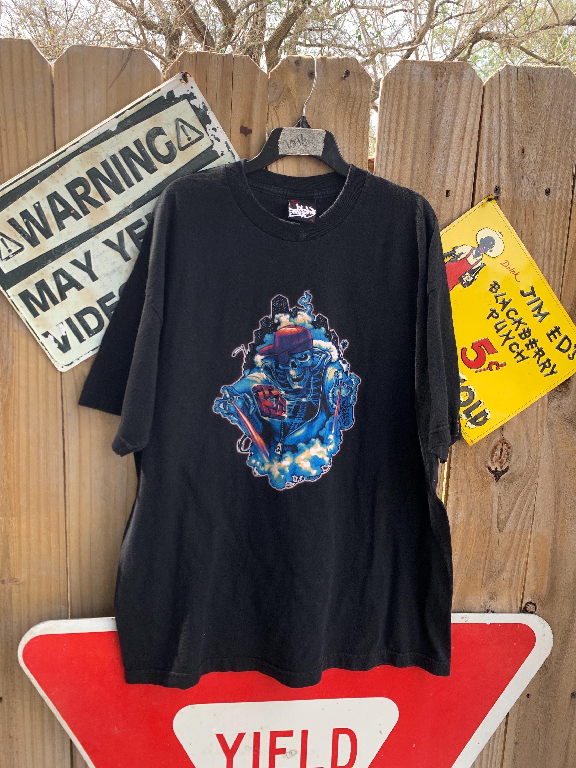 Vintage Y2K Tribal Graffiti Skull Skateboard Street Style T