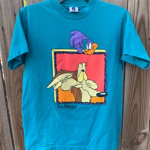 Vintage 1996 Coyote and Roadrunner Six Flags Warner Bros T-shirt Size M
