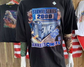 MLB - Yankees &amp; Mets ワールドシリーズ2000 Tシャツ 2000 WORLD SERIES YANKEES METS TEE （BLACK） | Category,TOPS