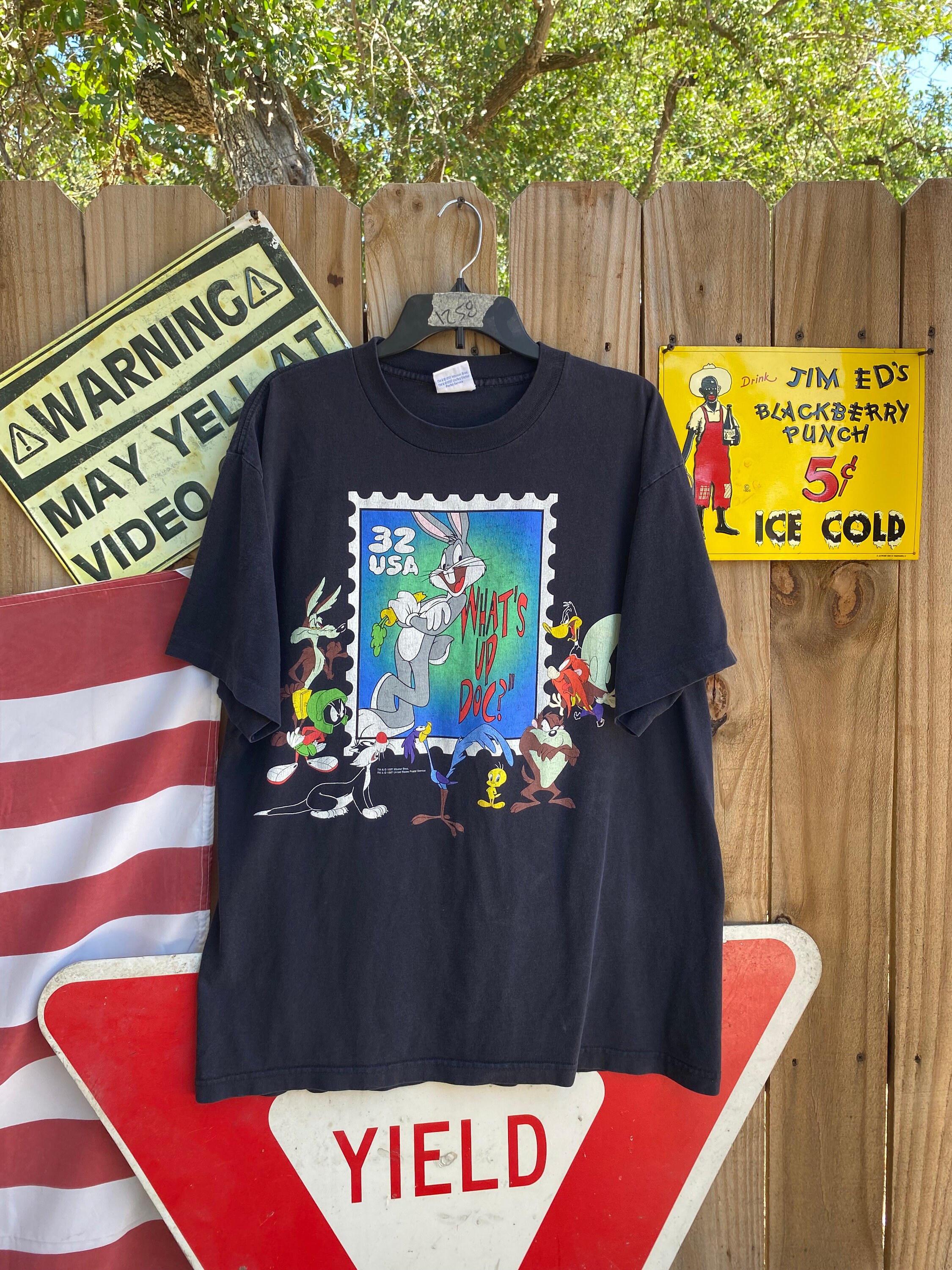 Vintage 1997 Looney Tunes T-shirt Size XL bugs bunny mail stamp