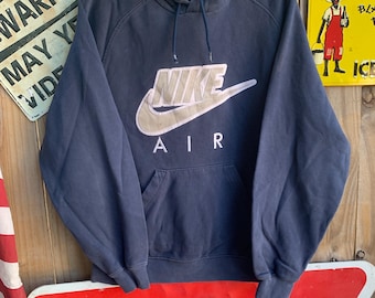 Vintage Y2K marinblå Nike-hoodie med broderad swoosh och slitna detaljer storlek M