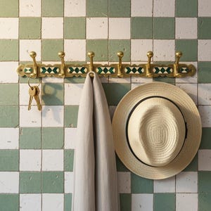 Perchero de pared de latón con 6 ganchos y incrustaciones de resina