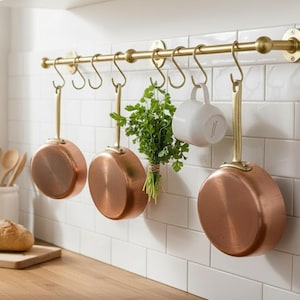 Olackerad mässingsgrytlist – Väggmonterad köksorganisatör med massiva mässingskrokar