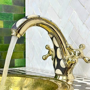 Robinet en laiton massif avec os et résine - Robinet de lavabo marocain artisanal, conception à deux poignées
