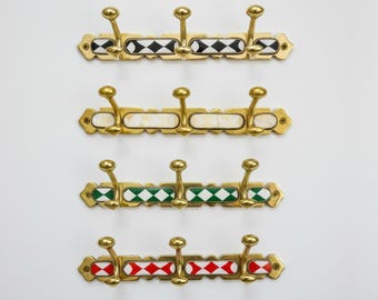 Cabide de parede em latão sem verniz com detalhe em resina – Cabide artesanal com detalhes coloridos