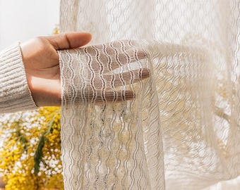 Pode incluir: Painel de cortina branco e transparente com um padrão ondulado texturizado. A cortina é feita de um tecido leve e tem uma sensação delicada e arejada.