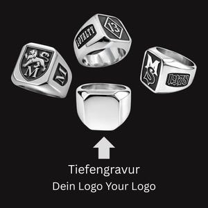 Könnte beinhalten: Vier silberfarbene Ringe mit quadratischen Köpfen. Einer zeigt einen Löwen und den Buchstaben M, einer das Wort LOYALTY und die Zahl 13, einer die Buchstaben MS und 1978, und einer ist leer. Text: Tiefengravur, Dein Logo Your Logo.