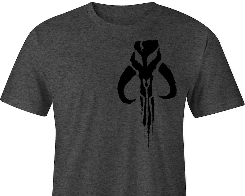 Puede incluir: Camiseta gris oscuro con un emblema negro de calavera mandaloriana. El emblema est&aacute; centrado en el pecho. La camiseta est&aacute; hecha de un material suave y c&oacute;modo.