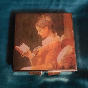 boîte à pilules vintage avec belle dame