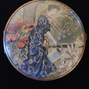 Beautiful Vintage double sided compact mirror.