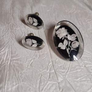 Vintage Brooch and screwback earrings Set lucite -      HAND CARVED