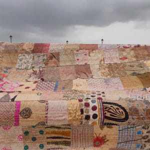 Indische Seiden-Patola-Patchwork-Kantha-Steppdecke, Landhaus-Bettwäsche-Dekor