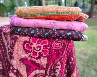 Lot de gros lot de couette kantha vintage indienne jetée à la main couverture réversible couvre-lit tissu de coton couette vintage