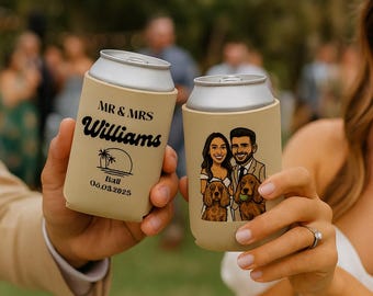 Puede incluir: Dos enfriadores de latas beige con bordes plateados. Uno tiene el texto "MR & MRS Williams" con una palmera y la fecha 06.03.2025. El otro presenta una pareja de dibujos animados con dos perros.