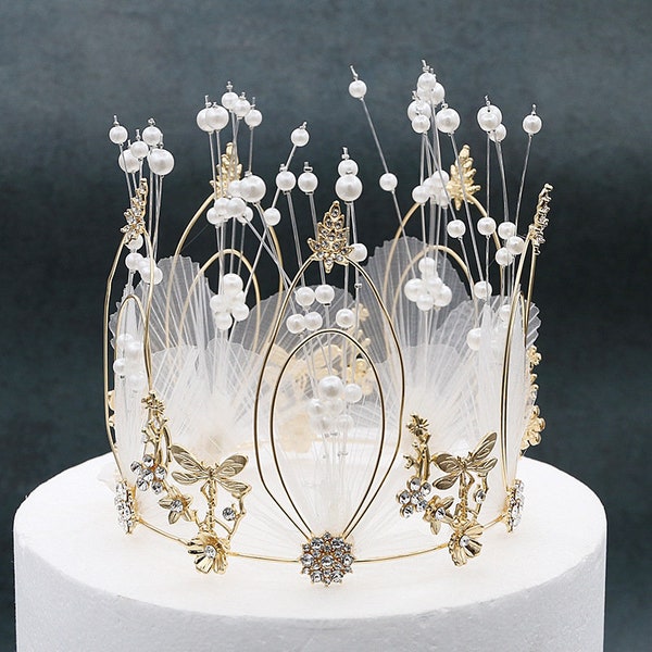 Décoration de gâteau de joyeux anniversaire faite à la main brillante, décoration de gâteau de couronne de perles artificielles blanches pour les décorations de fête d'anniversaire de remise des diplômes de mariage