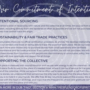 以下が含まれることがあります： Our Commitment of Intentionというタイトルの濃い青と薄い紫のインフォグラフィック。Intentional Sourcing、Sustainability & Fair Trade Practices、Supporting the Collectiveの3つのセクションがあり、倫理的な調達とレイキの実践について詳しく説明されています。