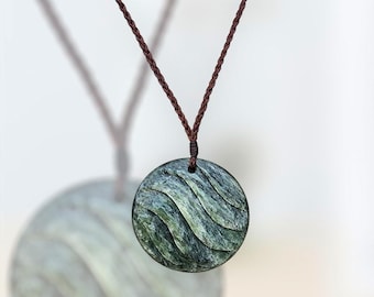 Colgante de disco de piedra verde de Nueva Zelanda, olas del océano