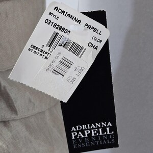 Blusa Adrianna Papell para mujer, talla 6, color beige, cuello en V, manga corta, volantes plisados, satén. imagen 5