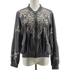 Chaqueta Johnny Was para mujer, talla S, gris, de seda, bomber, bordada, con forro y bolsillos. imagen 1