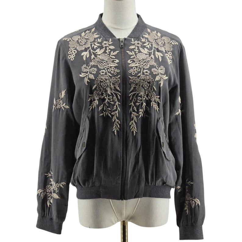 Chaqueta Johnny Was para mujer, talla S, gris, de seda, bomber, bordada, con forro y bolsillos. imagen 1