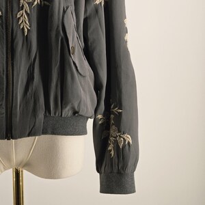 Chaqueta Johnny Was para mujer, talla S, gris, de seda, bomber, bordada, con forro y bolsillos. imagen 4