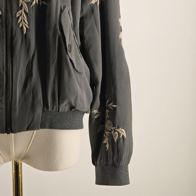 Chaqueta Johnny Was para mujer, talla S, gris, de seda, bomber, bordada, con forro y bolsillos. imagen 4