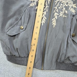 Chaqueta Johnny Was para mujer, talla S, gris, de seda, bomber, bordada, con forro y bolsillos. imagen 12