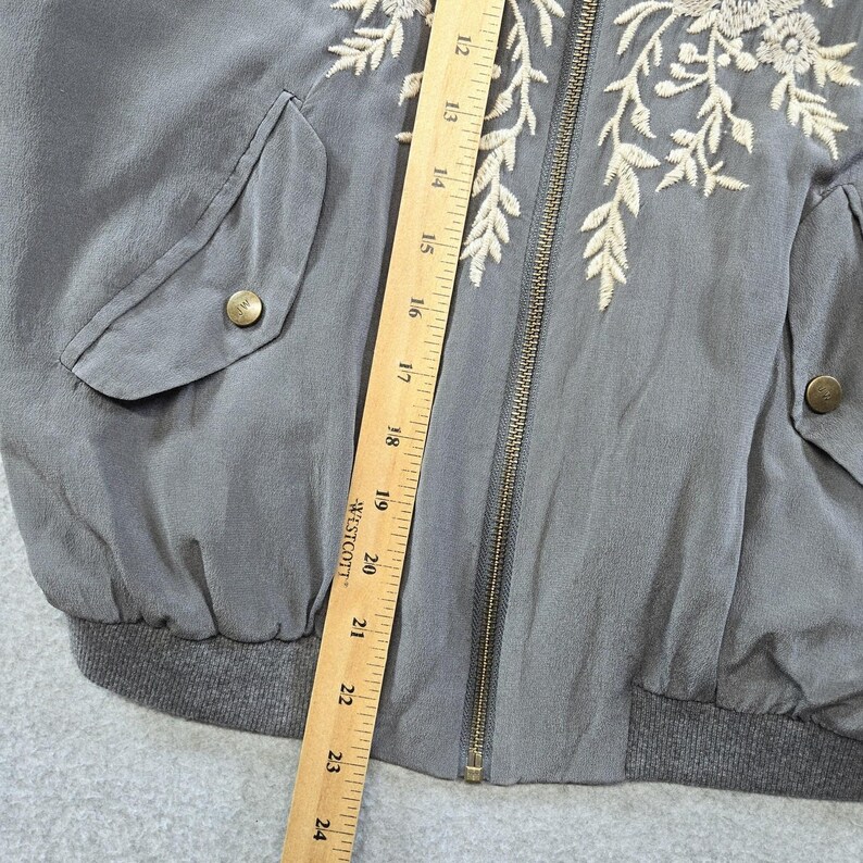 Chaqueta Johnny Was para mujer, talla S, gris, de seda, bomber, bordada, con forro y bolsillos. imagen 12