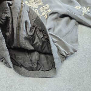 Chaqueta Johnny Was para mujer, talla S, gris, de seda, bomber, bordada, con forro y bolsillos. imagen 17