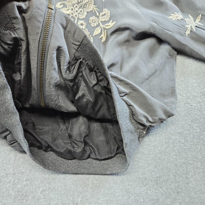 Chaqueta Johnny Was para mujer, talla S, gris, de seda, bomber, bordada, con forro y bolsillos. imagen 17