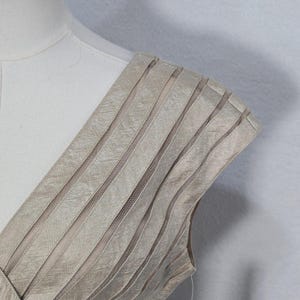 Blusa Adrianna Papell para mujer, talla 6, color beige, cuello en V, manga corta, volantes plisados, satén. imagen 3