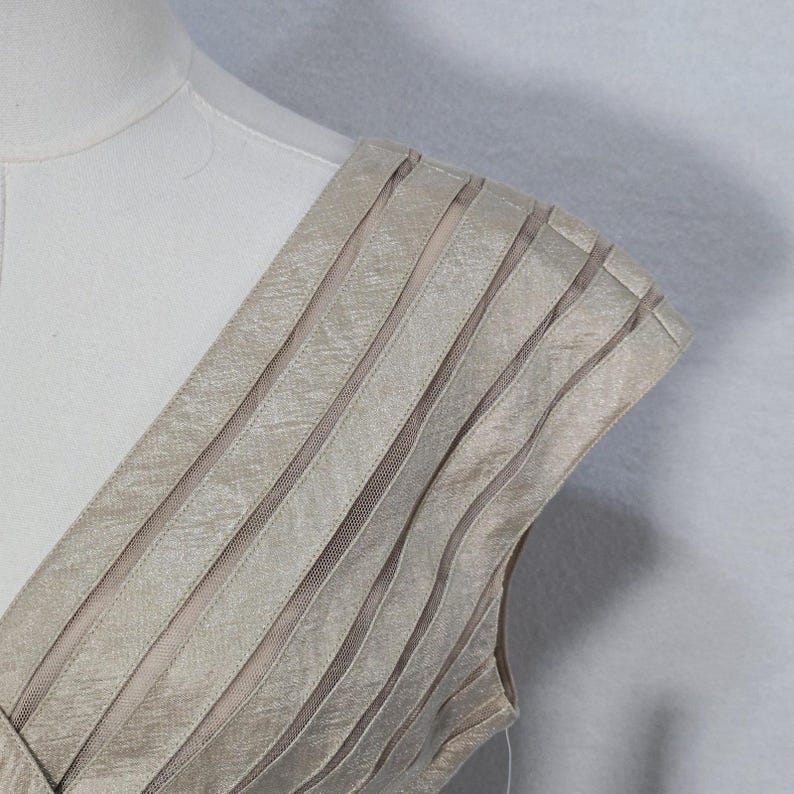 Blusa Adrianna Papell para mujer, talla 6, color beige, cuello en V, manga corta, volantes plisados, satén. imagen 3