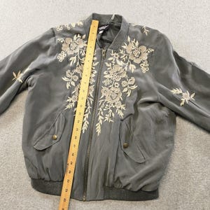 Chaqueta Johnny Was para mujer, talla S, gris, de seda, bomber, bordada, con forro y bolsillos. imagen 10