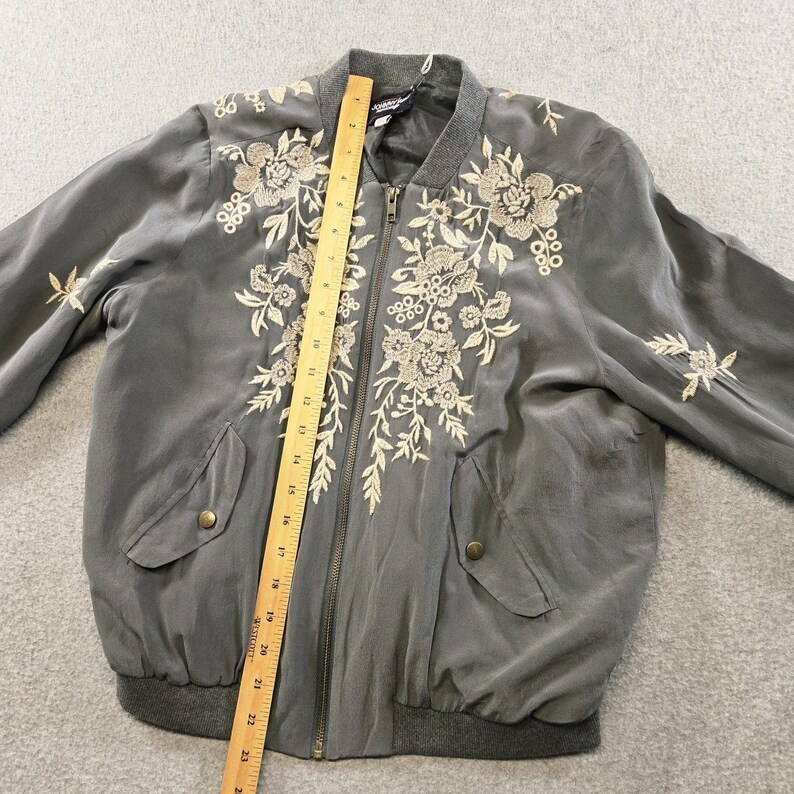 Chaqueta Johnny Was para mujer, talla S, gris, de seda, bomber, bordada, con forro y bolsillos. imagen 10