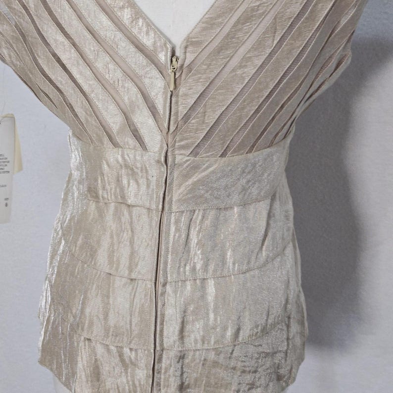 Blusa Adrianna Papell para mujer, talla 6, color beige, cuello en V, manga corta, volantes plisados, satén. imagen 8