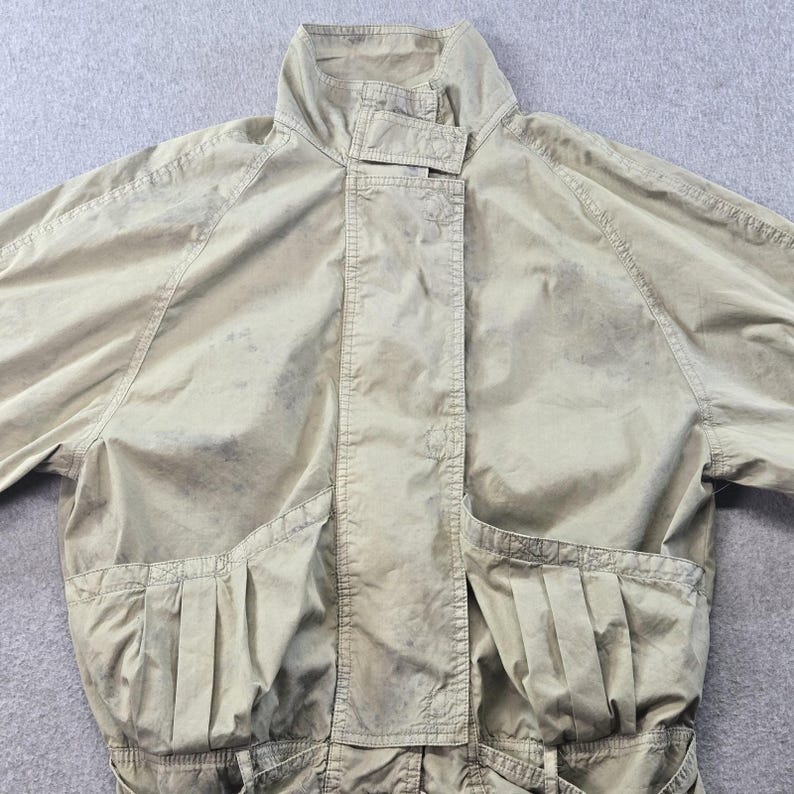 Chaqueta Free People para mujer, talla S, mezcla de algodón teñido con técnica tie-dye, cuello militar, bolsillos, corte corto. imagen 12