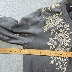 Chaqueta Johnny Was para mujer, talla S, gris, de seda, bomber, bordada, con forro y bolsillos. imagen 16