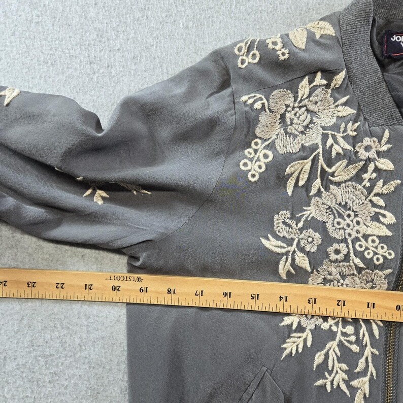 Chaqueta Johnny Was para mujer, talla S, gris, de seda, bomber, bordada, con forro y bolsillos. imagen 16
