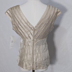 Blusa Adrianna Papell para mujer, talla 6, color beige, cuello en V, manga corta, volantes plisados, satén. imagen 7