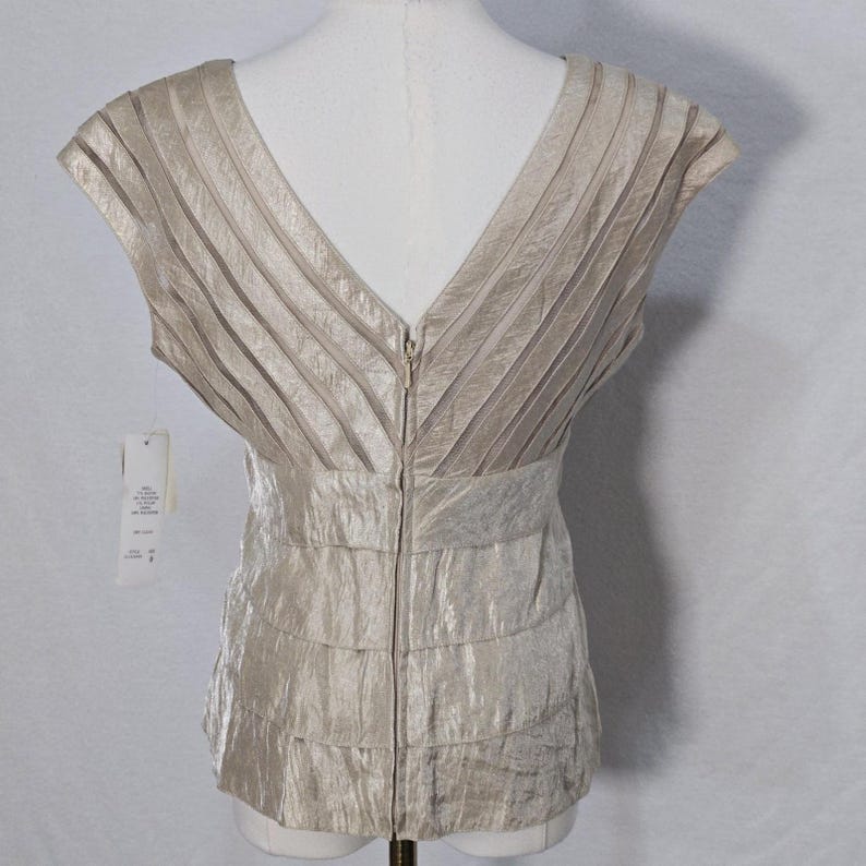 Blusa Adrianna Papell para mujer, talla 6, color beige, cuello en V, manga corta, volantes plisados, satén. imagen 7