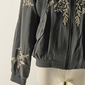 Chaqueta Johnny Was para mujer, talla S, gris, de seda, bomber, bordada, con forro y bolsillos. imagen 3