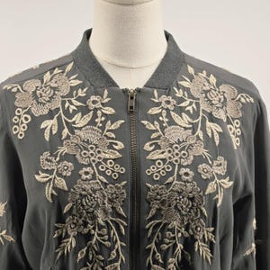Chaqueta Johnny Was para mujer, talla S, gris, de seda, bomber, bordada, con forro y bolsillos. imagen 2