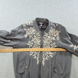 Chaqueta Johnny Was para mujer, talla S, gris, de seda, bomber, bordada, con forro y bolsillos. imagen 15